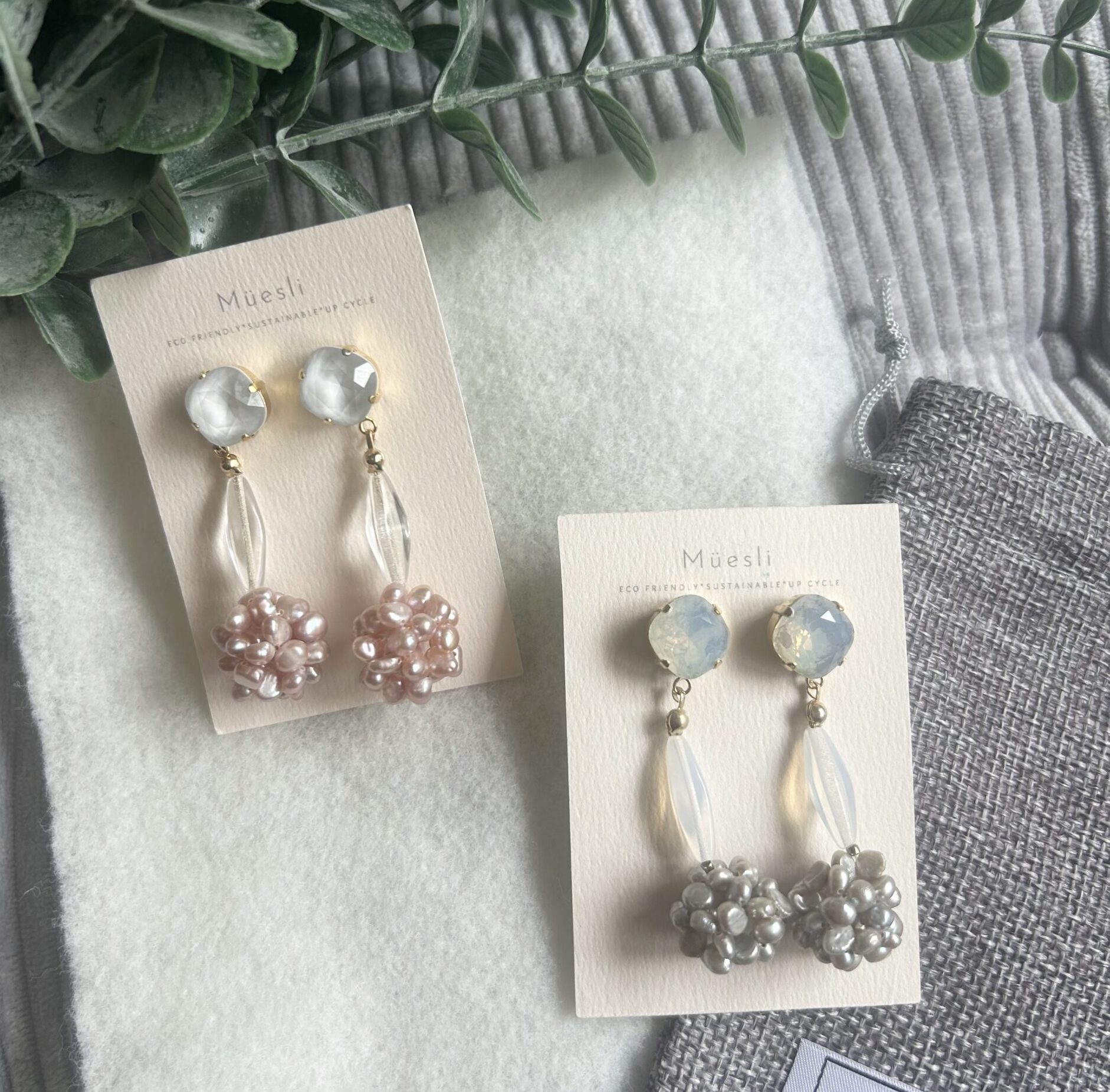 揺れるパールボールイヤリング